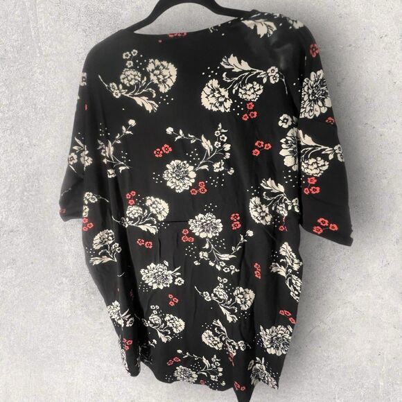 NWT LuLaRoe Irma Shirt Hi Low Blk/Wht Floral Medium Pull On Short Sleeves Women - Picture 3 of 5